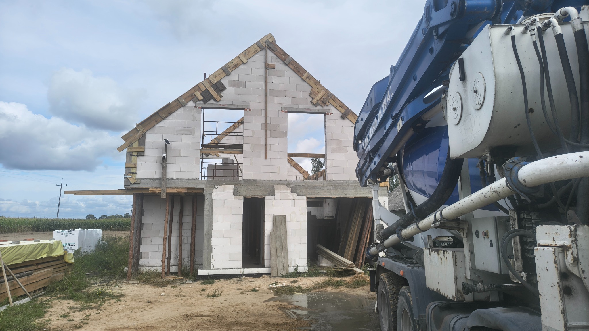 Front Domu Kujawskiego nr 001 na etapie wykonywania wieńca